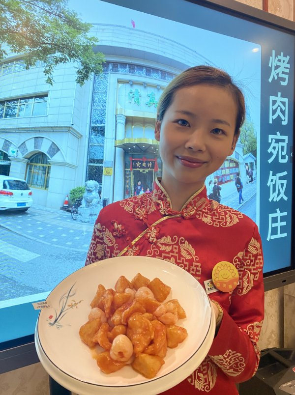 烤肉宛推出的鲜粽荔枝虾球。受访者供图