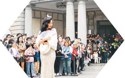 观众在天津金街观看话剧《日出》片段。新华社记者 李然摄