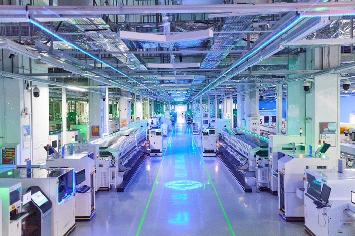 （iPhone主板工厂 图源：苹果）