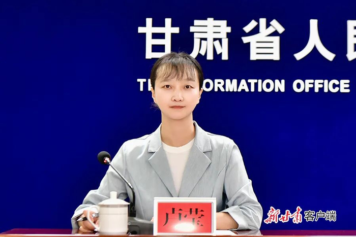       省政府新闻办新闻发布处二级调研员、新闻发言人卢莹主持新闻发布会