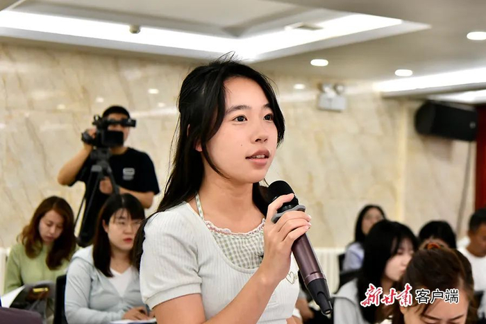 光明日报记者现场提问