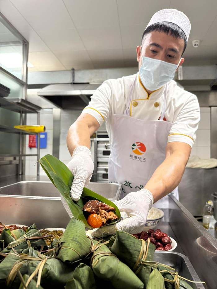 护国寺小吃总店推出的咸蛋黄牛肉鲜粽。受访者供图