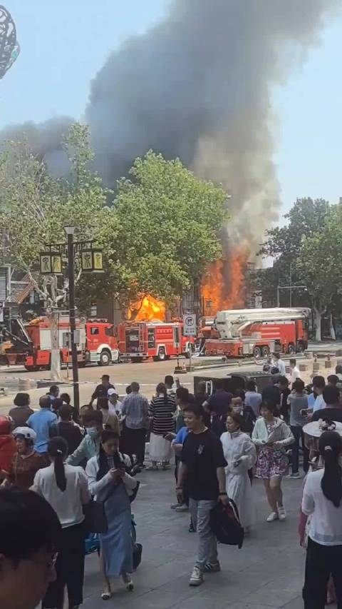 济南泉城路发生火灾