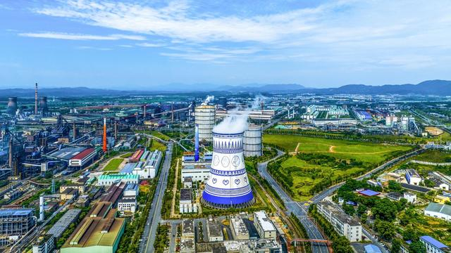 新钢集团生产区内天工开物主题“青花瓷”冷却塔。视觉中国 图