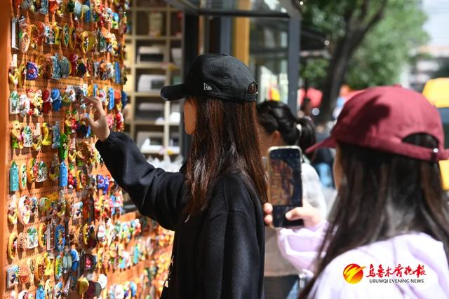 图为：5月28日，在乌鲁木齐市和田二街主题邮局，游客正在拍照留念。