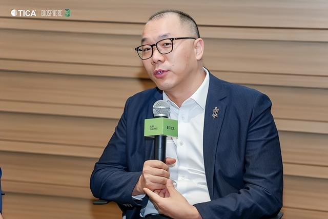 广东领英科技集团董事长、欧定头等舱高弹衬衫创始人朱家勇在主题演讲