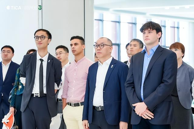 国内领先科技企业代表在2025南京绿色价值CEO圆桌论坛上留影