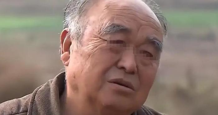 2个儿子在家啃老不上班，老两口被迫出门打工，5年后回家傻眼了