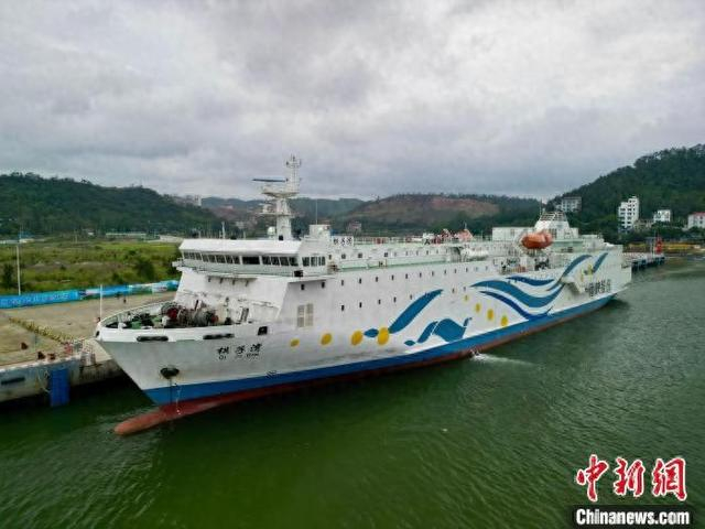 图为“棋子湾”号客滚轮靠泊在防城港马鞍岭旅游码头。北港融媒体中心供图