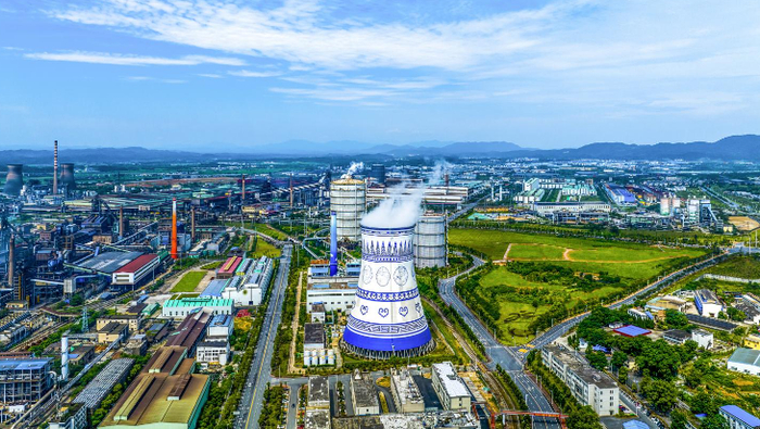 新钢集团生产区内天工开物主题“青花瓷”冷却塔。视觉中国 图