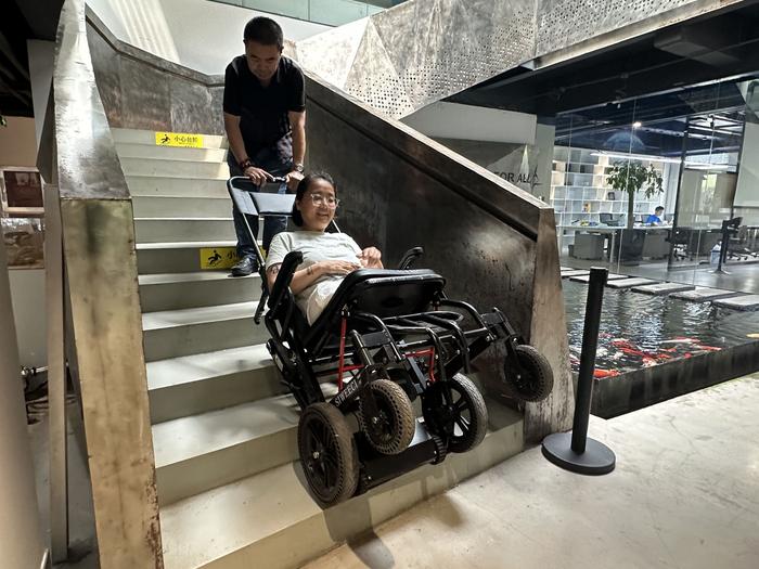 每天上班，邓红燕都由同事帮忙上下楼。 新京报记者 孙海光 摄
