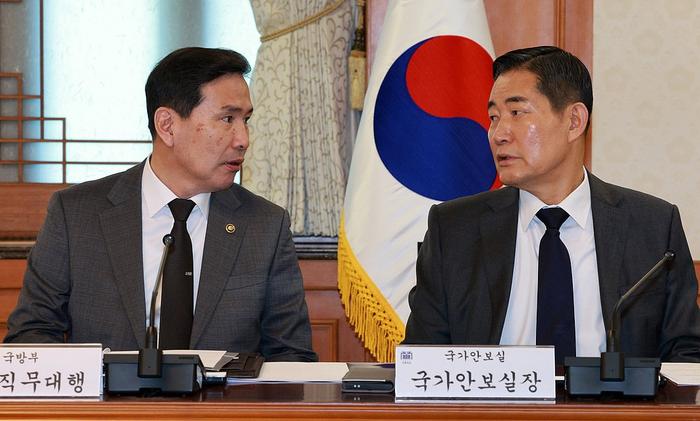 5月2日,韩国首尔,韩国国家安保室长申元植(右)与代理防长金善镐(左)出席国家安全保障会议(NSC)全体会议 视觉中国