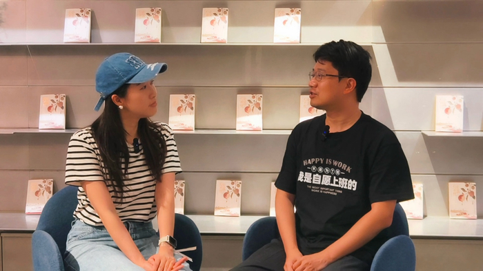 5月28日，马伯庸（右）围绕新作接受了澎湃新闻记者独家专访。