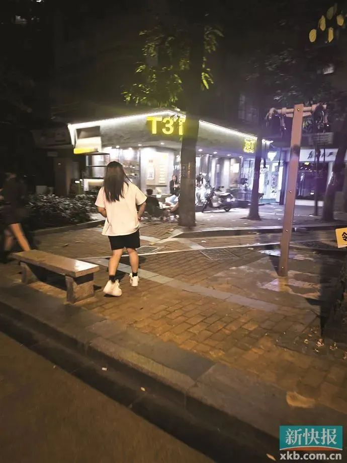 ■凌晨，六运小区内酒吧依旧热闹非常，顾客坐在店外临时摆放的座椅上交谈。（受访者供图）