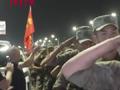 群众晚上偶遇部队拉练，纷纷为官兵们敬礼点赞！中国青年报