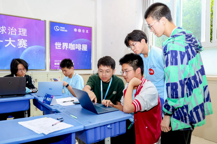 选手在“世界咖啡屋”进行多轮讨论