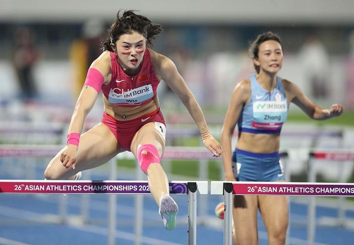 5月29日,2025亚洲田径锦标赛女子100米跨栏决赛,吴艳妮在比赛中。视觉中国 图