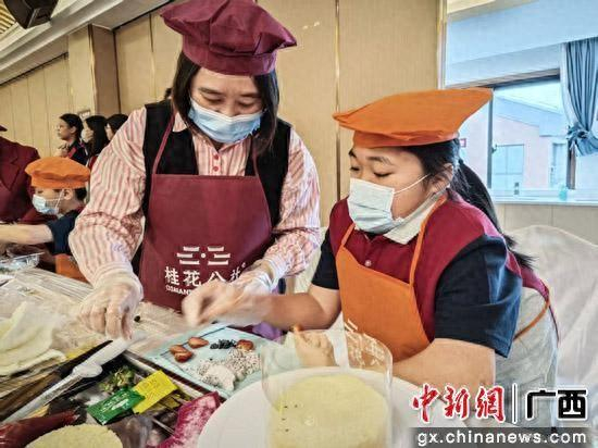 图为“爱心家长”与结对儿童制作蛋糕。黄诚 摄