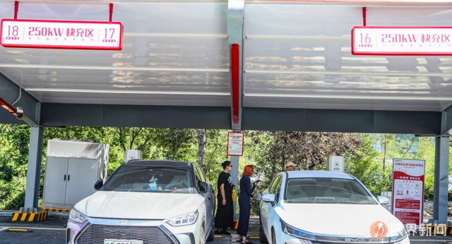 5月29日，在位于益民大厦附近的“城投秒充”光储充全液冷超充站，驾驶员正在准备充电。记者米热扎提·木塔力甫摄