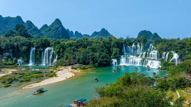 德天（板约）跨国瀑布全景。德天跨国瀑布景区 供图
