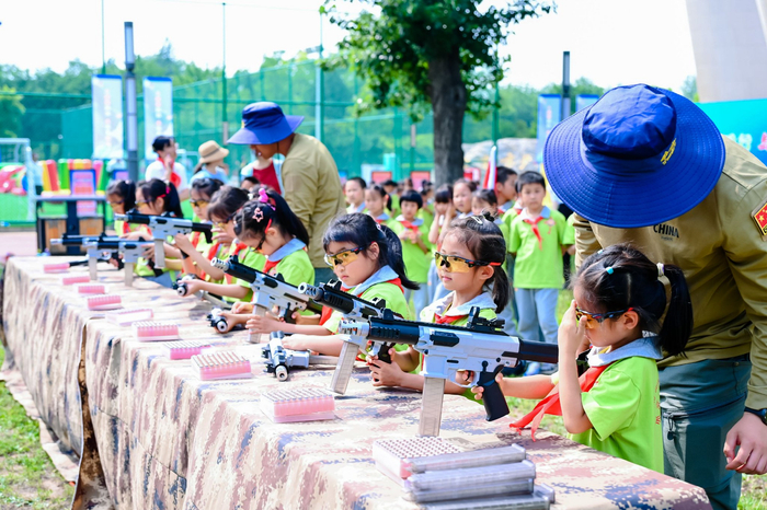 北京小学生体验趣味射击。图/北京市少年宫