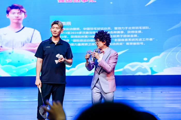 中国羽毛球运动员、世界冠军刘雨辰用拍球的方式送出了签名的羽毛球。图/北京市少年宫