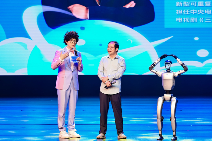 智能人形机器人现场“比心”。图/北京市少年宫