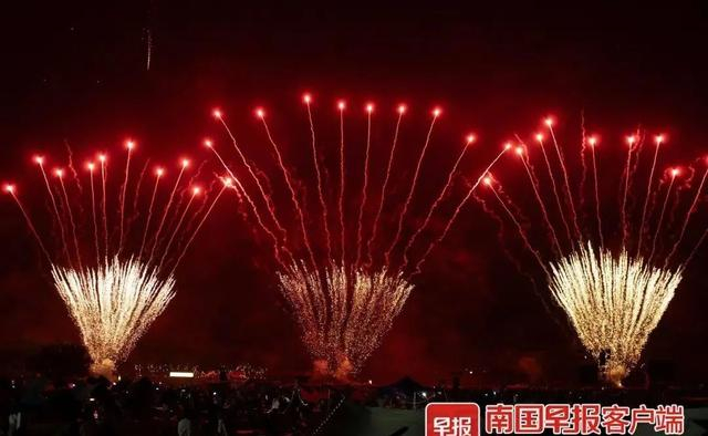 资料图：南宁花花大世界景区上演大型烟花秀。广西云-南国早报记者 吴思思摄