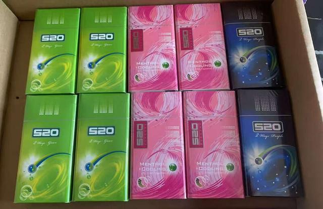 5月21日，四川成都，某摊贩售卖的“520”香烟。邹竣麒/摄