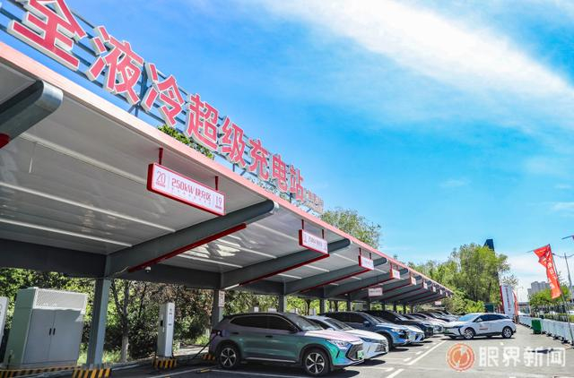 5月29日，在位于益民大厦附近的“城投秒充”光储充全液冷超充站，新能源车辆在充电。记者米热扎提·木塔力甫摄