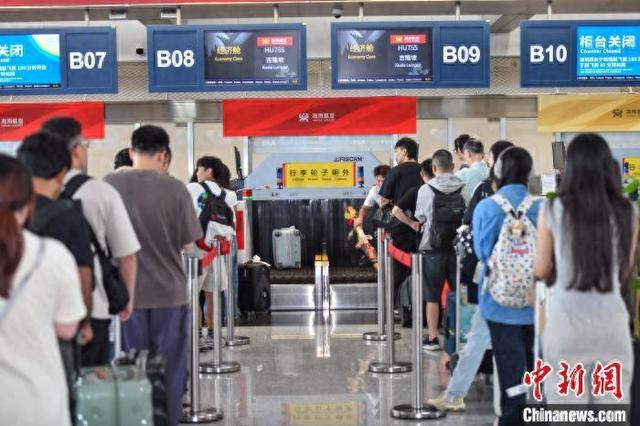 5月30日，海南航空“海口⇌吉隆坡”国际航线通航。图为旅客在海口美兰国际机场办理值机手续。中新社记者 骆云飞 摄