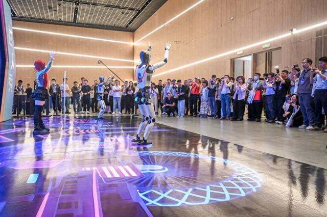 2025年5月29日,上海张江科学会堂,具身机器人达人秀表演吸引众多观众。澎湃新闻记者 朱伟辉 图