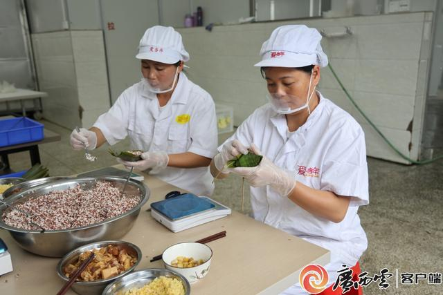 工作人员正在包粽子。黄隆天 黄舒婷 吴永才 摄
