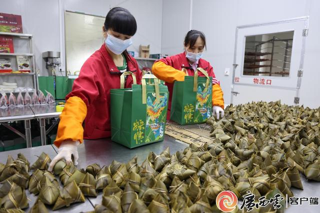 工作人员正在包装粽子。黄隆天 黄舒婷 吴永才 摄