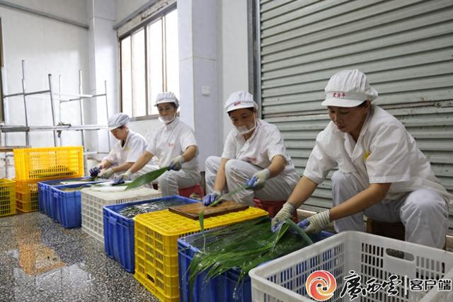 工作人员在清洗粽叶。黄隆天 黄舒婷 吴永才 摄