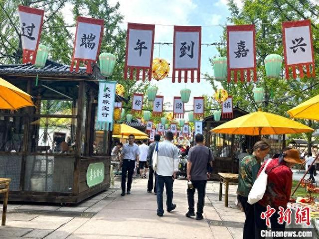 端午将至，嘉兴子城广场特色集市吸引民众。黄彦君 摄