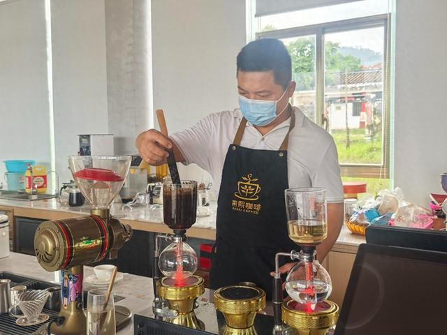 仁教村南熙咖啡体验店内，工作人员正在制作咖啡。中青报·中青网见习记者 戴瑶/摄