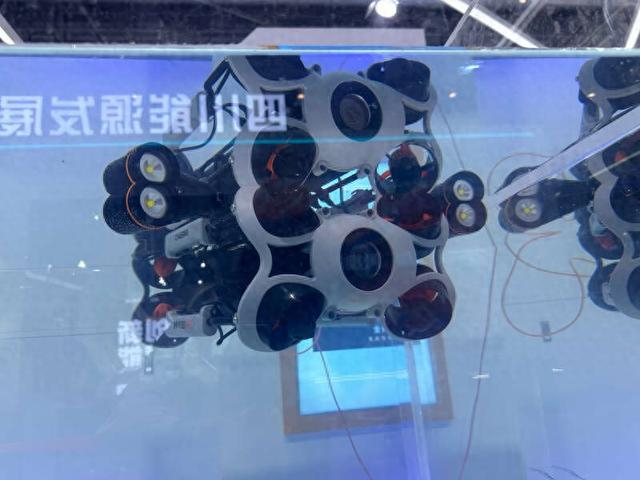 潜行创新（成都）机器人科技有限公司研发的水下机器人。中青报·中青网记者 陈晓/摄