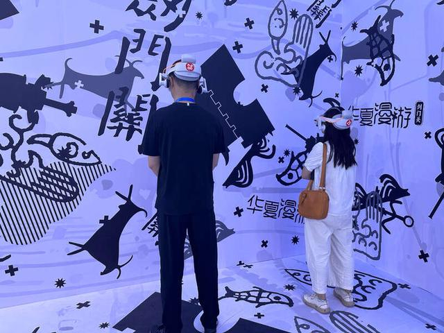 两名市民在《千年奇遇剑门关》VR沉浸式免费体验区体验。中青报·中青网记者 陈晓/摄