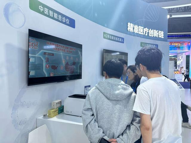 华西中医智能舌诊仪引发不少观众体验。中青报·中青网记者 陈晓/摄