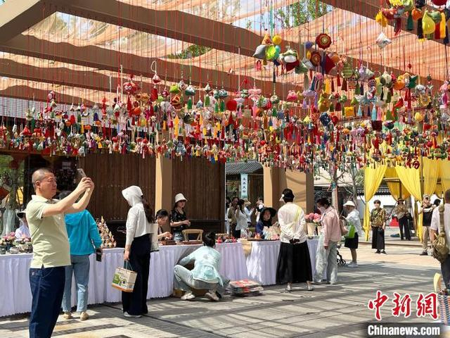 5月29日，嘉兴子城广场，各式各样的端午香囊吸引民众驻足。黄彦君 摄
