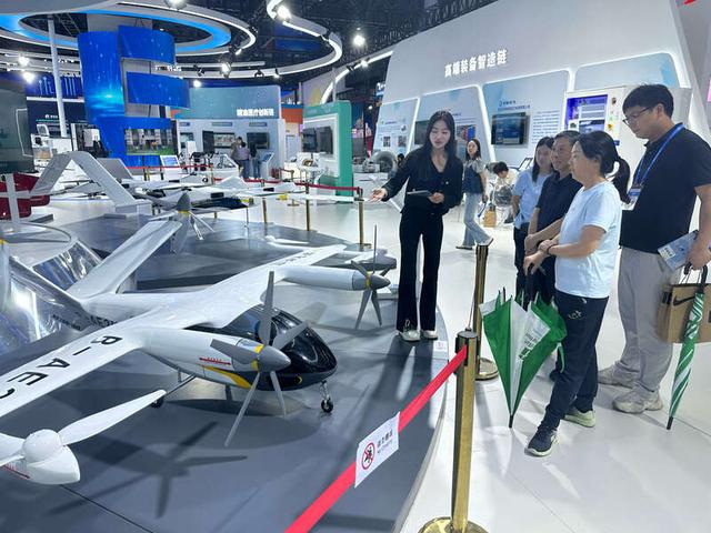 杨晞给前来参展的观众介绍AE200。中青报·中青网记者 陈晓/摄