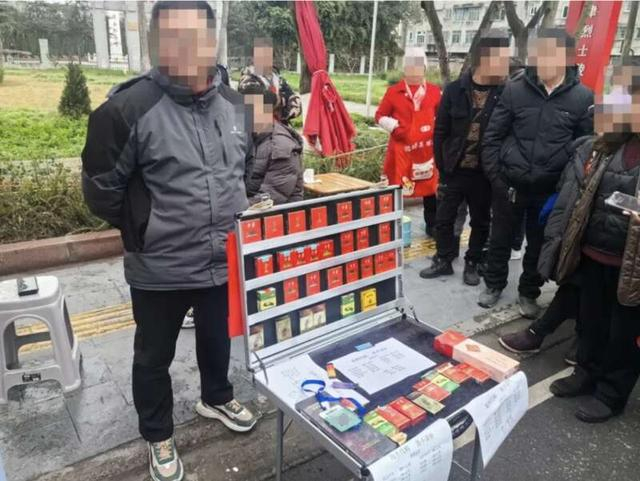 1月31日，四川成都。新津区烟草专卖局查处以“海外代购”名义销售卷烟的摊贩。 成都市烟草专卖局供图