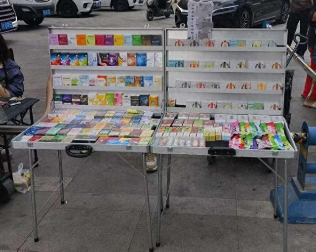 5月21日，四川成都，某地铁站门口售卖香烟的小摊。邹竣麒/摄
