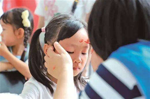 雄黄“点额”是端午习俗之一。 南宁市博物馆供图