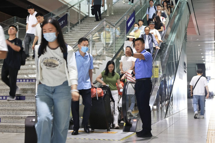 旅客到达站台候车。上铁集团供图