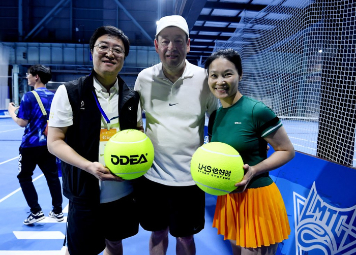 赛场工作人员与斯卢茨基合影。