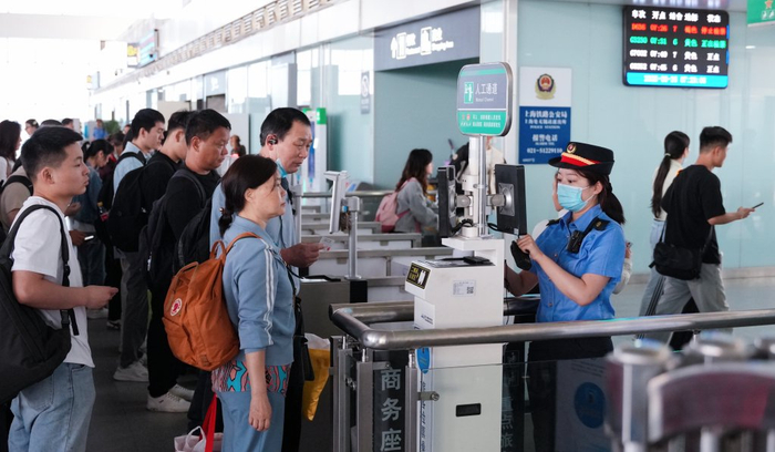 旅客检票进站。上铁集团供图