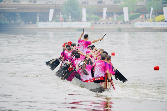 叠滘龙舟鼓手、舵手、划手配合默契。新京报记者 王巍 摄