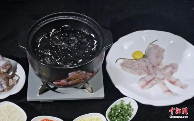 蝴蝶飘海。视频截图